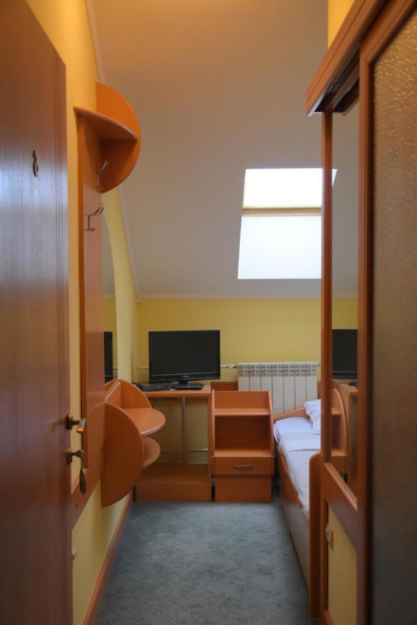 Hotel Lupus Нови-Сад Экстерьер фото