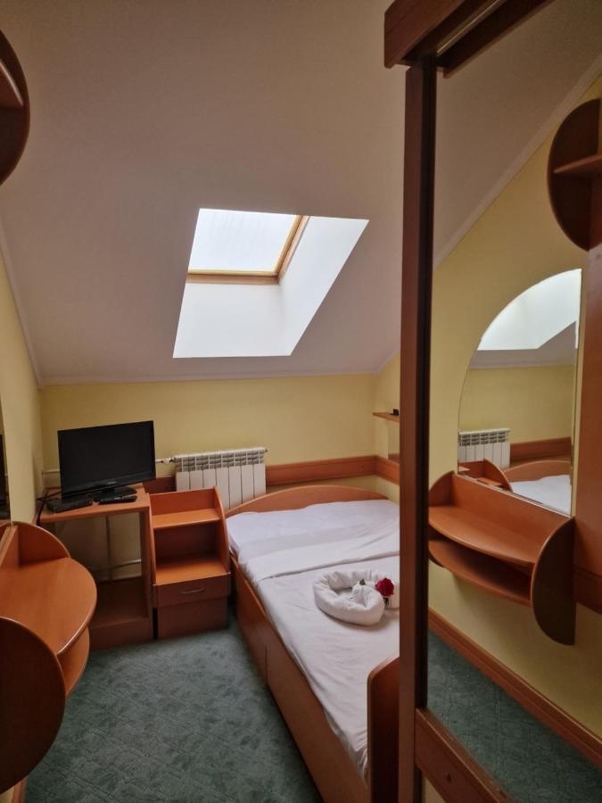 Hotel Lupus Нови-Сад Экстерьер фото